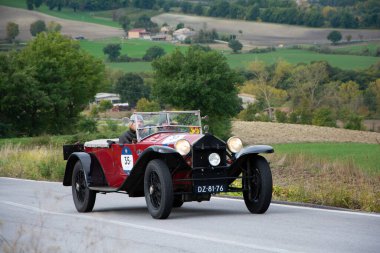 CAGLI, ITALY - OTT 24 - 2020: LANCIA LAMDA TORPEDO Mille Miglia 2020 rallisinde eski bir yarış arabası üzerinde ünlü İtalyan tarihi yarışı (1927-1957)