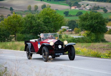 CAGLI, ITALY - OTT 24 - 2020: LANCIA LAMDA TORPEDO Mille Miglia 2020 rallisinde eski bir yarış arabası üzerinde ünlü İtalyan tarihi yarışı (1927-1957)