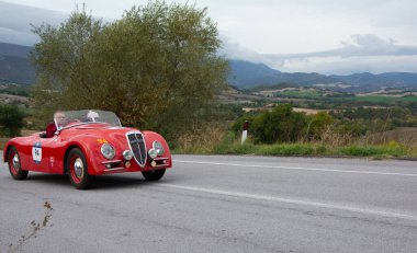 CAGLI, ITALY - OTT 24 - 2020: VOLPINI LANCIA APRILIA SORT 1937 rallideki eski bir yarış arabası Mille Miglia 2020 ünlü İtalyan tarihi yarışı (1927-1957)