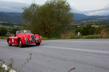 CAGLI, ITALY - OTT 24 - 2020: VOLPINI LANCIA APRILIA SORT 1937 rallideki eski bir yarış arabası Mille Miglia 2020 ünlü İtalyan tarihi yarışı (1927-1957)