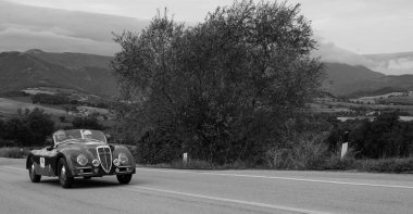 CAGLI, ITALY - OTT 24 - 2020: VOLPINI LANCIA APRILIA SORT 1937 rallideki eski bir yarış arabası Mille Miglia 2020 ünlü İtalyan tarihi yarışı (1927-1957)