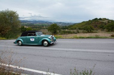 CAGLI, ITALY - OTT 24 - 2020: LANCIA APRILIA CABRIOlet 1940 Mille Miglia 2020 rallisinde eski bir yarış arabası üzerinde ünlü İtalyan tarihi yarışı (1927-1957)