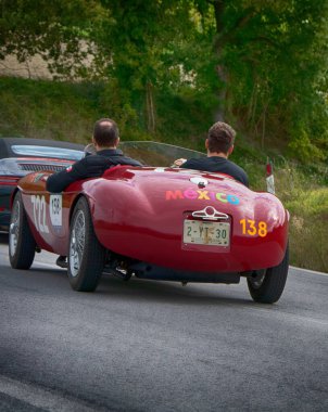 CAGLI, ITALY - OTT 24 - 2020: FERRARI 166 INTER Örümcek CORSA ANSALONI 1948 Mille Miglia 2020 rallisinde eski bir yarış arabası üzerinde ünlü İtalyan tarihi yarışı (1927-1957)
