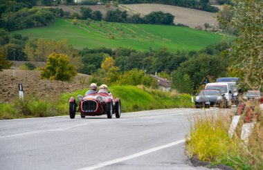CAGLI, ITALY - OTT 24 - 2020: OSFA FACCIOLI FIAT 750 SORT 1948 Mille Miglia 2020 rallisinde eski bir yarış arabası ünlü İtalyan tarihi yarışı (1927-1957)