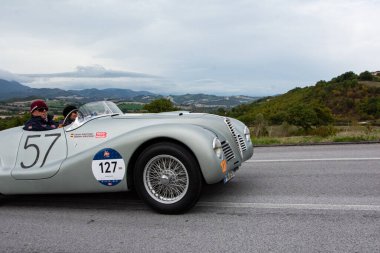 CAGLI, ITALY - OTT 24 - 2020: ALFA ROMEO 6C 2500 SUPER SPORT COMPETIZION 1947 Mille Miglia 2020 rallisinde eski bir yarış arabası ünlü İtalyan tarihi yarışı (1927-1957)