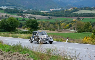 CAGLI, ITALY - OTT 24 - 2020: LANCIA APRILIA BERLINA 1500 1949 Mille Miglia 2020 rallisindeki eski bir yarış arabası üzerine ünlü İtalyan tarihi yarışı (1927-1957)
