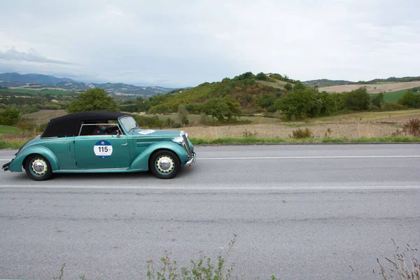 Cagli イタリア Ott 2020 Lancia Aprilia Cabriolet 1940 ラリーで古いレースカーでミル ミリア2020有名なイタリアの歴史的なレース — ストック写真