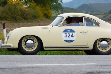 CAGLI, ITALY - OTT 24 - 2020: PORSCHE 356 PRE Bir 1500S 1955 rallideki eski bir yarış arabası Mille Miglia 2020 ünlü İtalyan tarihi yarışı (1927-1957)