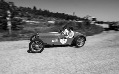 URBINO, ITALY - 16 Haziran 2022: Ralli Mille Miglia 2022 'de eski bir yarış arabası üzerinde ABC 1100 1928 (1927-1957) ünlü İtalyan tarihi yarışı)