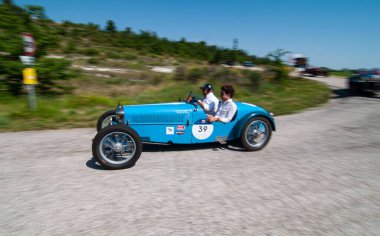 URBINO, ITALY - 16 Haziran 2022: Ralli Mille Miglia 2022 'de eski bir yarış arabası üzerinde ABC 1100 1928 (1927-1957) ünlü İtalyan tarihi yarışı)