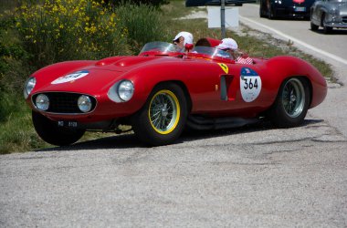 URBINO, İtalya - 16 Haziran 2022: FERRARI 857 S 1955 Mille Miglia 2022 rallisinde eski bir yarış arabası üzerinde ünlü İtalyan tarihi yarışı (1927-1957))