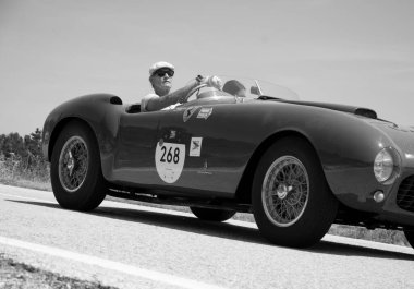 URBINO, İTALYA - 16 Haziran 2022: FERRARI 375 MM Örümcek PININ FARINA 1953 Mille Miglia 2022 rallisindeki eski bir yarış arabası (1927-1957) ünlü İtalyan tarihi yarışı (1927-1957))