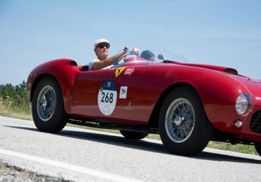 URBINO, İTALYA - 16 Haziran 2022: FERRARI 375 MM Örümcek PININ FARINA 1953 Mille Miglia 2022 rallisindeki eski bir yarış arabası (1927-1957) ünlü İtalyan tarihi yarışı (1927-1957))