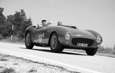URBINO, İTALYA - 16 Haziran 2022: FERRARI 375 MM Örümcek PININ FARINA 1953 Mille Miglia 2022 rallisindeki eski bir yarış arabası (1927-1957) ünlü İtalyan tarihi yarışı (1927-1957))