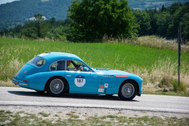 URBINO, İtalya - 16 Haziran 2022: TALBOT LAGO T26 GS 1950 Mille Miglia 2022 rallisinde eski bir yarış arabası üzerinde ünlü İtalyan tarihi yarışı (1927-1957))