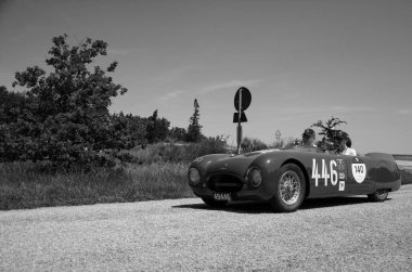 URBINO, İtalya - 16 Haziran 2022: CISITALIA 202 S MM Örümcek 1947 Mille Miglia 2022 rallisinde eski bir yarış arabası üzerinde ünlü İtalyan tarihi yarışı (1927-1957))