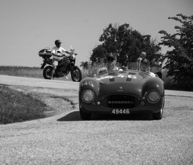 URBINO, İtalya - 16 Haziran 2022: CISITALIA 202 S MM Örümcek 1947 Mille Miglia 2022 rallisinde eski bir yarış arabası üzerinde ünlü İtalyan tarihi yarışı (1927-1957))