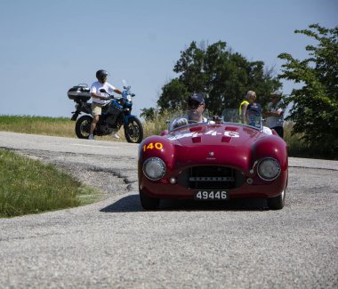 URBINO, İtalya - 16 Haziran 2022: CISITALIA 202 S MM Örümcek 1947 Mille Miglia 2022 rallisinde eski bir yarış arabası üzerinde ünlü İtalyan tarihi yarışı (1927-1957))