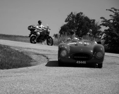 URBINO, İtalya - 16 Haziran 2022: CISITALIA 202 S MM Örümcek 1947 Mille Miglia 2022 rallisinde eski bir yarış arabası üzerinde ünlü İtalyan tarihi yarışı (1927-1957))