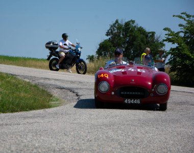 URBINO, İtalya - 16 Haziran 2022: CISITALIA 202 S MM Örümcek 1947 Mille Miglia 2022 rallisinde eski bir yarış arabası üzerinde ünlü İtalyan tarihi yarışı (1927-1957))
