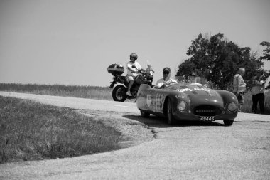 URBINO, İtalya - 16 Haziran 2022: CISITALIA 202 S MM Örümcek 1947 Mille Miglia 2022 rallisinde eski bir yarış arabası üzerinde ünlü İtalyan tarihi yarışı (1927-1957))