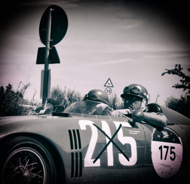 URBINO, İtalya - 16 HAZİRAN - 2022 O.S.C.A. S 750 1956 rallideki eski bir yarış arabası Mille Miglia 2022 ünlü İtalyan tarihi yarışı (1927-1957)