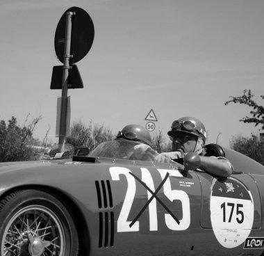 URBINO, İtalya - 16 HAZİRAN - 2022 O.S.C.A. S 750 1956 rallideki eski bir yarış arabası Mille Miglia 2022 ünlü İtalyan tarihi yarışı (1927-1957)