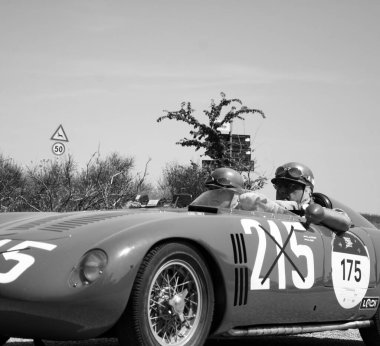 URBINO, İtalya - 16 HAZİRAN - 2022 O.S.C.A. S 750 1956 rallideki eski bir yarış arabası Mille Miglia 2022 ünlü İtalyan tarihi yarışı (1927-1957)