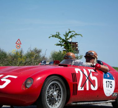 URBINO, İtalya - 16 HAZİRAN - 2022 O.S.C.A. S 750 1956 rallideki eski bir yarış arabası Mille Miglia 2022 ünlü İtalyan tarihi yarışı (1927-1957)