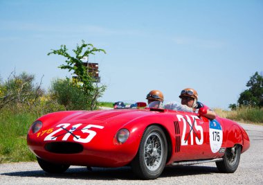 URBINO, İtalya - 16 HAZİRAN - 2022 O.S.C.A. S 750 1956 rallideki eski bir yarış arabası Mille Miglia 2022 ünlü İtalyan tarihi yarışı (1927-1957)