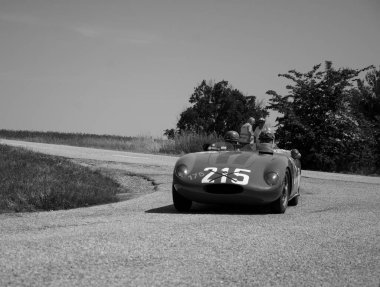 URBINO, İtalya - 16 HAZİRAN - 2022 O.S.C.A. S 750 1956 rallideki eski bir yarış arabası Mille Miglia 2022 ünlü İtalyan tarihi yarışı (1927-1957)