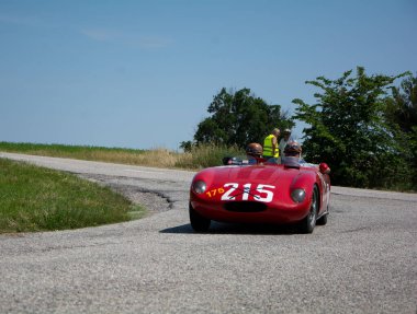 URBINO, İtalya - 16 HAZİRAN - 2022 O.S.C.A. S 750 1956 rallideki eski bir yarış arabası Mille Miglia 2022 ünlü İtalyan tarihi yarışı (1927-1957)