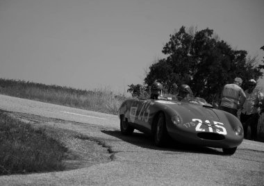 URBINO, İtalya - 16 HAZİRAN - 2022 O.S.C.A. S 750 1956 rallideki eski bir yarış arabası Mille Miglia 2022 ünlü İtalyan tarihi yarışı (1927-1957)