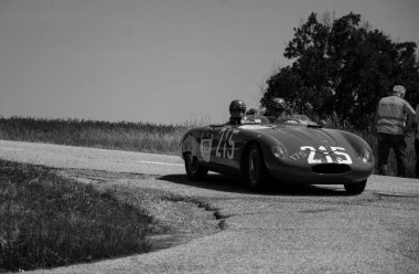 URBINO, İtalya - 16 HAZİRAN - 2022 O.S.C.A. S 750 1956 rallideki eski bir yarış arabası Mille Miglia 2022 ünlü İtalyan tarihi yarışı (1927-1957)