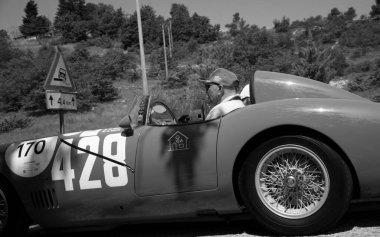 URBINO, İtalya - 16 HAZİRAN - 2022 O.S.C.A. MT 4 1500 2MS 1954 Mille Miglia 2022 rallisindeki eski bir yarış arabası üzerinde ünlü İtalyan tarihi yarışı (1927-1957))