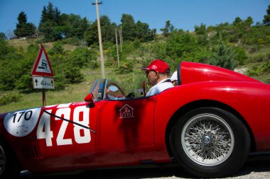 URBINO, İtalya - 16 HAZİRAN - 2022 O.S.C.A. MT 4 1500 2MS 1954 Mille Miglia 2022 rallisindeki eski bir yarış arabası üzerinde ünlü İtalyan tarihi yarışı (1927-1957))
