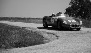 URBINO, İtalya - 16 HAZİRAN - 2022 O.S.C.A. MT 4 1500 2MS 1954 Mille Miglia 2022 rallisindeki eski bir yarış arabası üzerinde ünlü İtalyan tarihi yarışı (1927-1957))