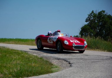 URBINO, İtalya - 16 HAZİRAN - 2022 O.S.C.A. MT 4 1500 2MS 1954 Mille Miglia 2022 rallisindeki eski bir yarış arabası üzerinde ünlü İtalyan tarihi yarışı (1927-1957))