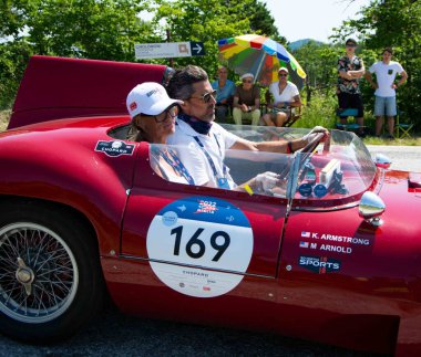 URBINO, İtalya - 16 HAZİRAN - 2022 O.S.C.A. MT4 1350 M.S. 1953 Mille Miglia 2022 rallisinde eski bir yarış arabası üzerinde ünlü İtalyan tarihi yarışı (1927-1957))
