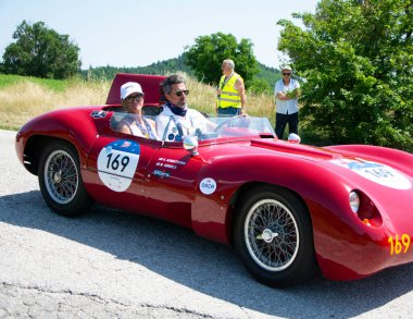 URBINO, İtalya - 16 HAZİRAN - 2022 O.S.C.A. MT4 1350 M.S. 1953 Mille Miglia 2022 rallisinde eski bir yarış arabası üzerinde ünlü İtalyan tarihi yarışı (1927-1957))