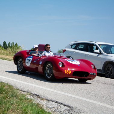 URBINO, İtalya - 16 HAZİRAN - 2022 O.S.C.A. MT4 1350 M.S. 1953 Mille Miglia 2022 rallisinde eski bir yarış arabası üzerinde ünlü İtalyan tarihi yarışı (1927-1957))