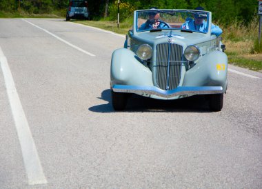 URBINO, ITALY - 16 Haziran 2022: LANCIA ASTURA 1934 Mille Miglia 2022 rallisinde eski bir yarış arabası üzerine ünlü İtalyan tarihi yarışı (1927-1957))