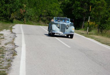 URBINO, ITALY - 16 Haziran 2022: LANCIA ASTURA 1934 Mille Miglia 2022 rallisinde eski bir yarış arabası üzerine ünlü İtalyan tarihi yarışı (1927-1957))