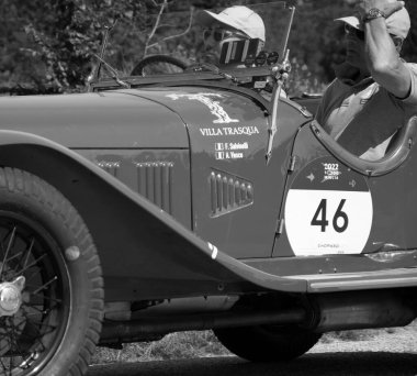 URBINO, İtalya - 16 Haziran 2022: ALFA ROMEO 6C 1750 SS ZAGATO 1929 Mille Miglia 2022 rallisinde eski bir yarış arabası üzerinde ünlü İtalyan tarihi yarışı (1927-1957))