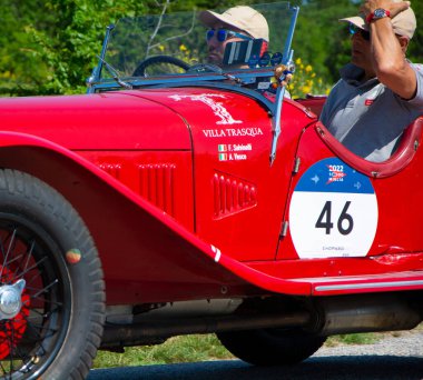URBINO, İtalya - 16 Haziran 2022: ALFA ROMEO 6C 1750 SS ZAGATO 1929 Mille Miglia 2022 rallisinde eski bir yarış arabası üzerinde ünlü İtalyan tarihi yarışı (1927-1957))