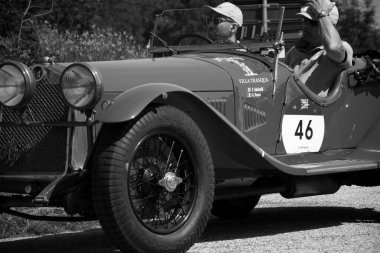 URBINO, İtalya - 16 Haziran 2022: ALFA ROMEO 6C 1750 SS ZAGATO 1929 Mille Miglia 2022 rallisinde eski bir yarış arabası üzerinde ünlü İtalyan tarihi yarışı (1927-1957))