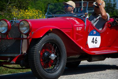 URBINO, İtalya - 16 Haziran 2022: ALFA ROMEO 6C 1750 SS ZAGATO 1929 Mille Miglia 2022 rallisinde eski bir yarış arabası üzerinde ünlü İtalyan tarihi yarışı (1927-1957))