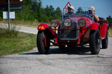 URBINO, İtalya - 16 Haziran 2022: ALFA ROMEO 6C 1750 SS ZAGATO 1929 Mille Miglia 2022 rallisinde eski bir yarış arabası üzerinde ünlü İtalyan tarihi yarışı (1927-1957))