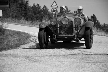 URBINO, İtalya - 16 Haziran 2022: ALFA ROMEO 6C 1750 SS ZAGATO 1929 Mille Miglia 2022 rallisinde eski bir yarış arabası üzerinde ünlü İtalyan tarihi yarışı (1927-1957))