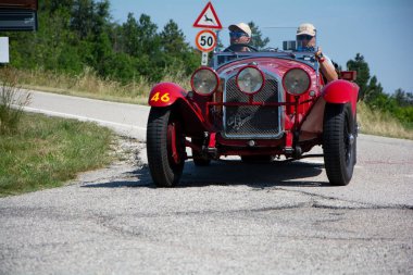 URBINO, İtalya - 16 Haziran 2022: ALFA ROMEO 6C 1750 SS ZAGATO 1929 Mille Miglia 2022 rallisinde eski bir yarış arabası üzerinde ünlü İtalyan tarihi yarışı (1927-1957))